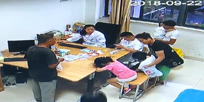 双胞胎一口干下代购的“面包超人饮料”差点要了命！