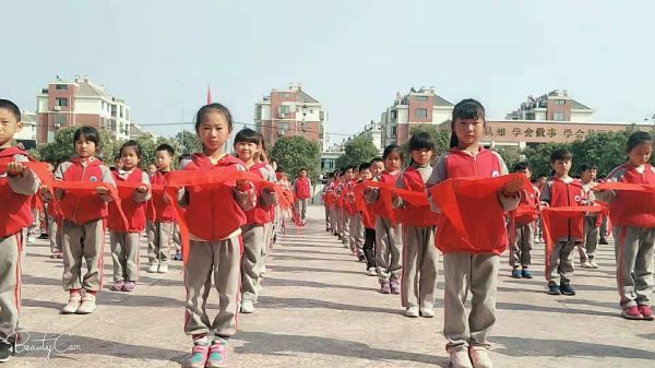 红领巾召唤我前进,红领巾心向党新队员入队仪式