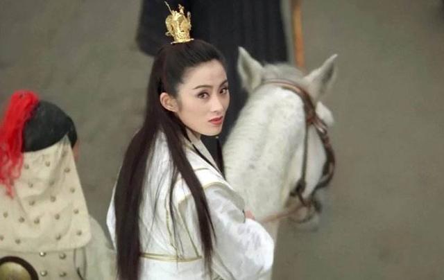 香港90年代她背景大到没人敢惹，遭赵薇横刀*爱夺**，今50岁被疑整容