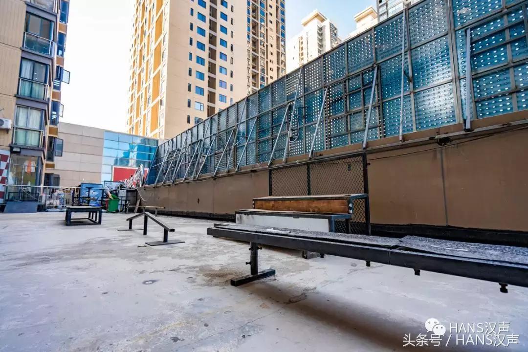 走，一起去武汉奇妙顶楼天台踢球蹦迪撸串