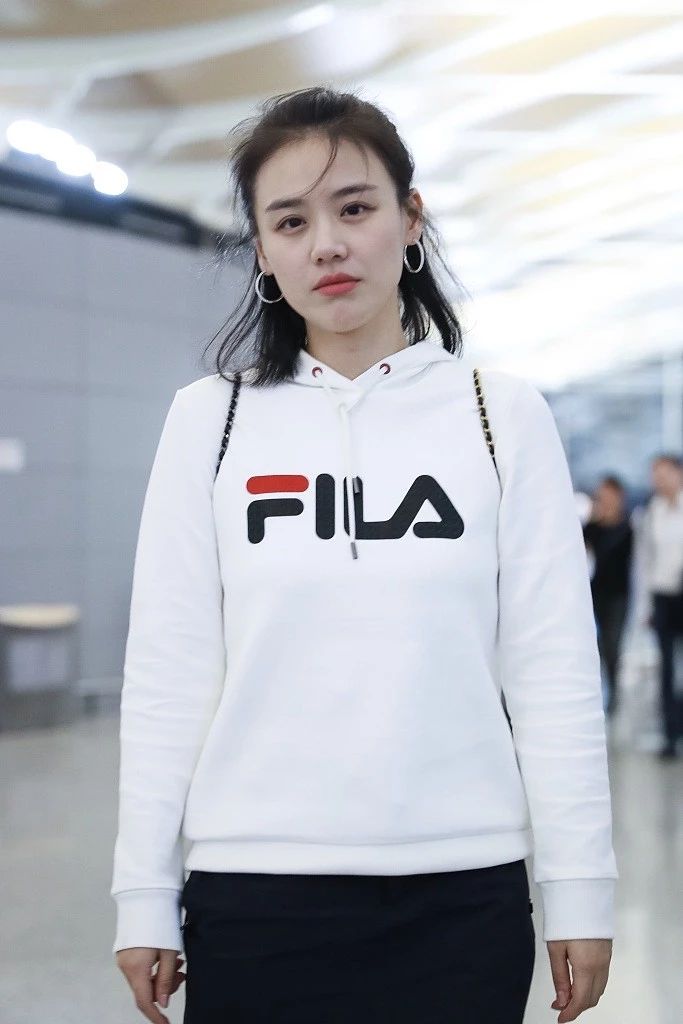 周冬雨穿牛油果绿连衣裙,周冬雨穿芭莎裙