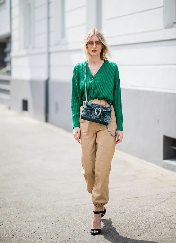 周冬雨穿牛油果绿连衣裙,周冬雨穿芭莎裙