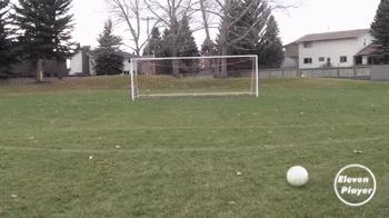 底线零角度射门教学,脚尖捅球踢得又高又远射门教学