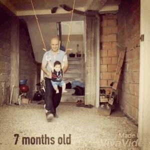 小孩倒立俯卧撑,倒立俯卧撑小学生练八块腹肌