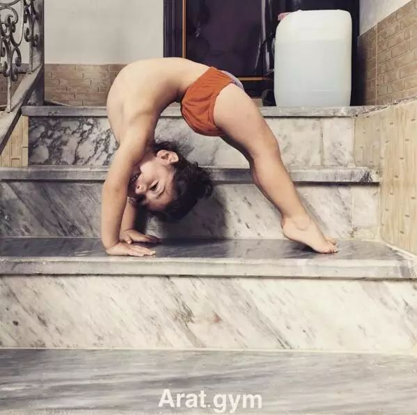 小孩倒立俯卧撑,倒立俯卧撑小学生练八块腹肌