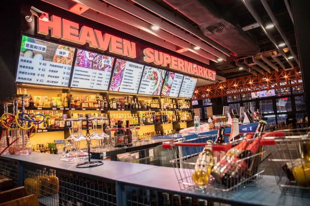 夜场界地震了！观音桥新开一家奇葩酒吧，整条街的风头都被它抢了