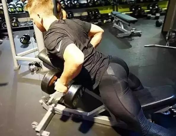 男人翘臀是怎么造成的,翘臀对于男性来说是怎样的