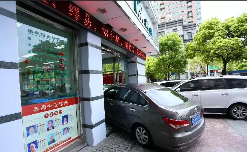 奉劝大家珍爱生命远离女司机,女司机真的不用当心了吗