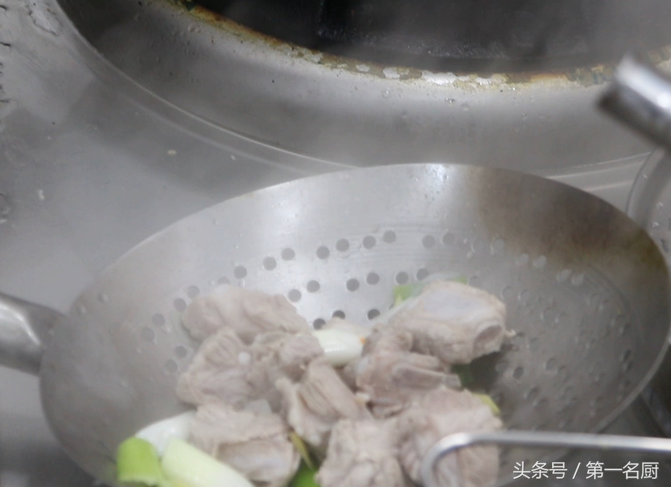 吕小厨咸香软糯红烧排骨,红烧排骨怎么做好吃又软烂