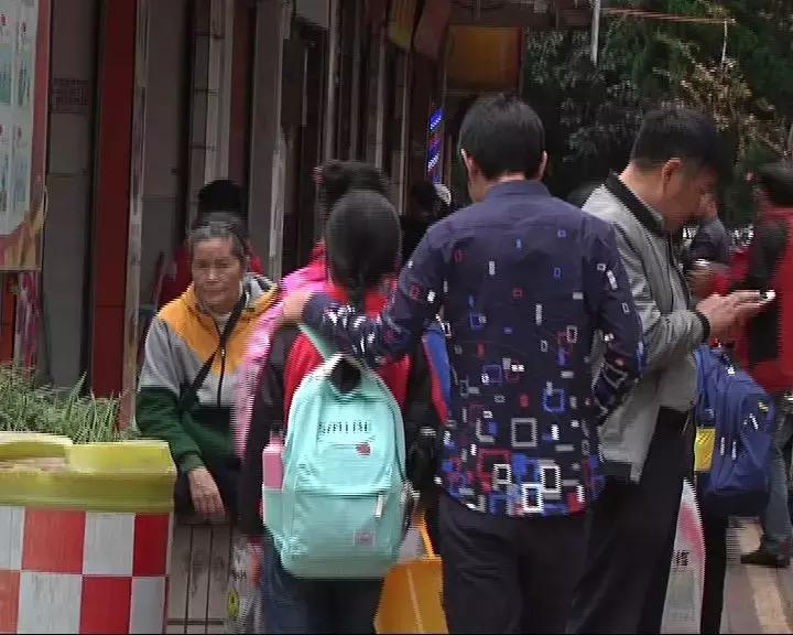 家长开法拉利接孩子被踢出家长群,家长开法拉利被踢出群后续