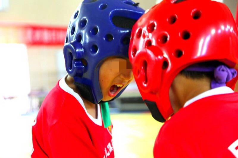 消灭“娘娘腔”试验争议｜引入军事训练课程被指压抑天性