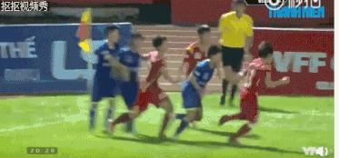 足球场上群殴场面并不少见，你见过女足赛场上的大规模群殴吗？