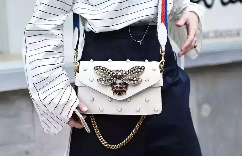 工作三年买大牌包还是平价包,工作两三年买大牌包还是平价包