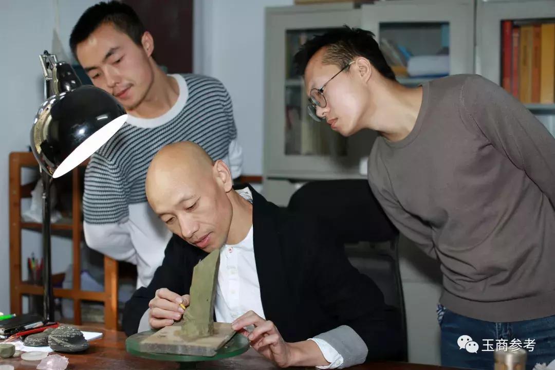 玉商参考：潜心守艺30年，看镇平一懵懂少年，如何蜕变为玉雕大师