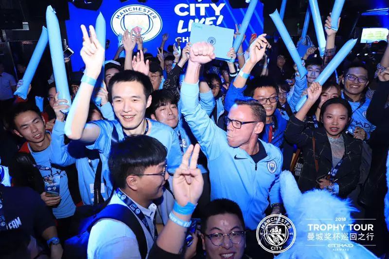 球星、赏川剧、看球蹦迪？奖杯中国行成都精彩瞬间全纪录！