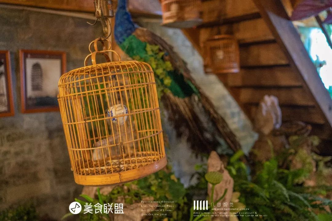 昆明闹市这家12年老店,独创傣式火锅一年只卖89天,大闸蟹涮着吃