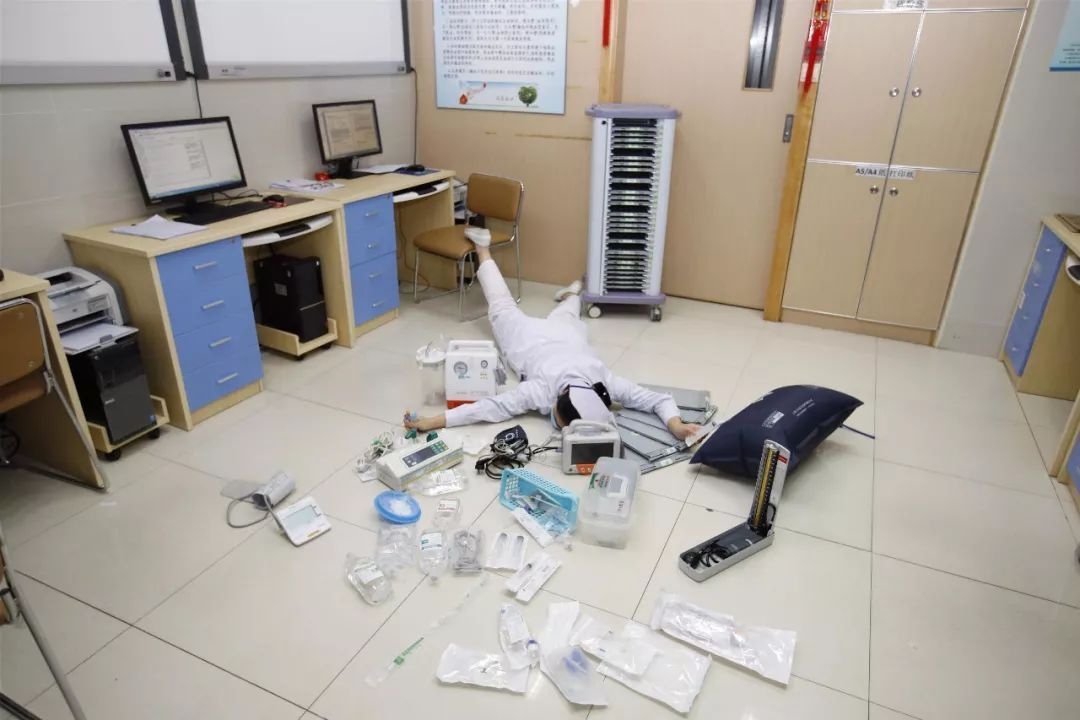 看了这么多炫富摔，这些护士才是最劲爆的~