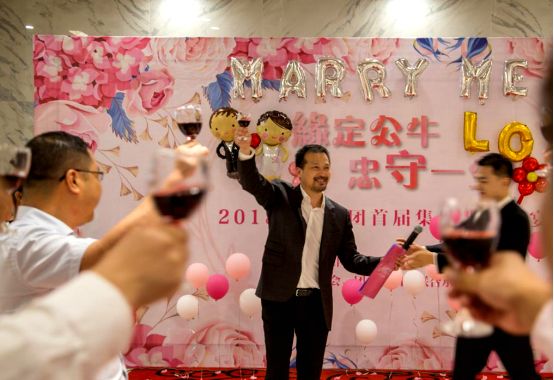 卖过猪肝、桃树、草莓，小生意炼成插座一哥，公牛上市家族群浮现