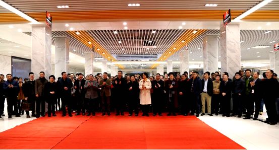 卖过猪肝、桃树、草莓，小生意炼成插座一哥，公牛上市家族群浮现