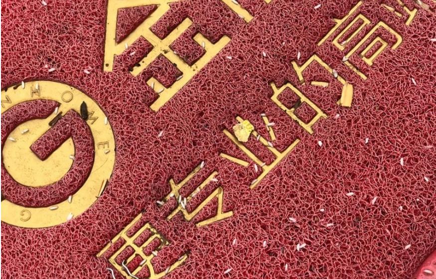 屋顶上撒米有什么说法,往房子里撒米有什么说法