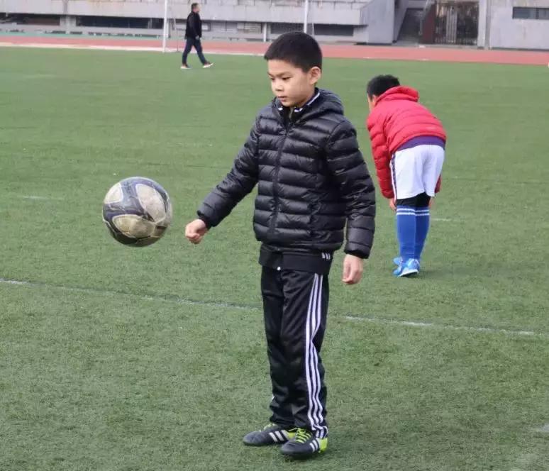 冬季踢球如何穿搭,秋冬踢球怎么穿衣服