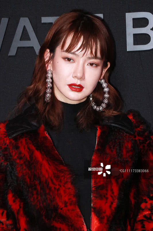 戚薇撞衫韩国人,戚薇身穿黑色皮衣