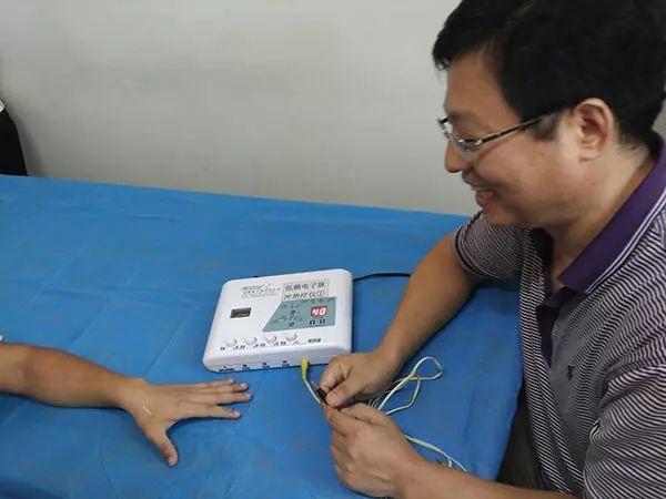 电击教授杨永信所在的临沂网戒所，传出一声声孩子惨叫……