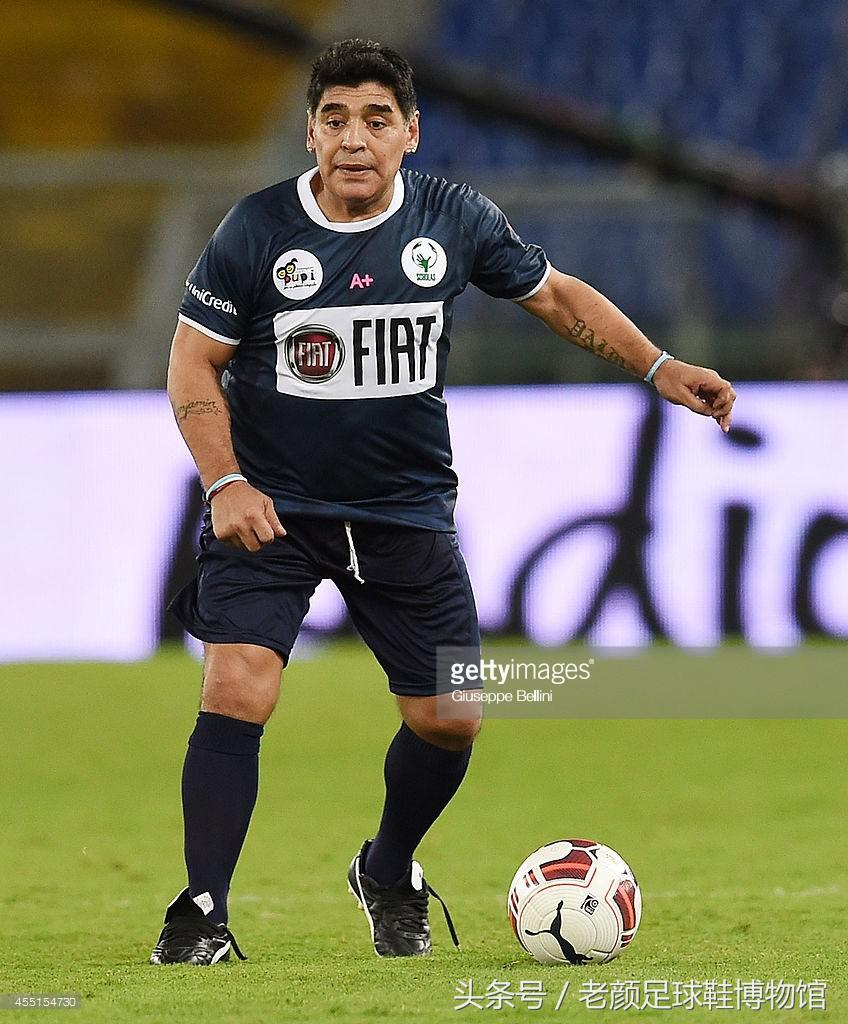 马拉多纳夺冠时的球鞋,球王马拉多纳球鞋