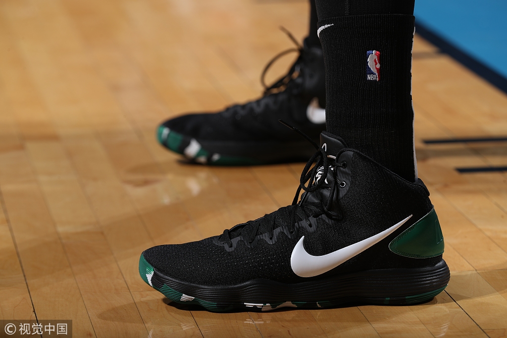 今日nba上脚球鞋欧文,今日nba球鞋上脚精选新浪看点