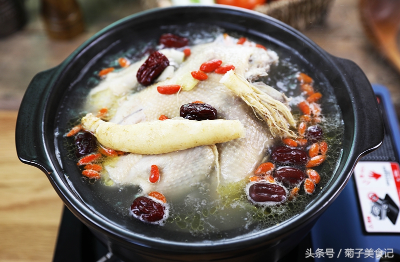 鲜人参汤补气血做法,鲜人参炖鸡汤的正确做法和功效