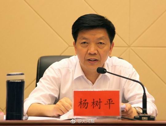 河南街头持刀男子被击毙,河南一男子拿菜刀当街砍人