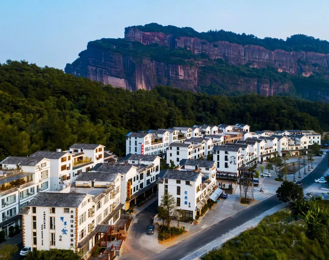 丹霞山景区内住宿多少钱,到丹霞山当天有没有地方住宿