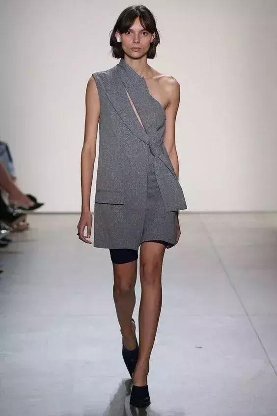 谜之时尚！看完2018年度大牌的奇葩单品，从来没这么心疼过有钱人