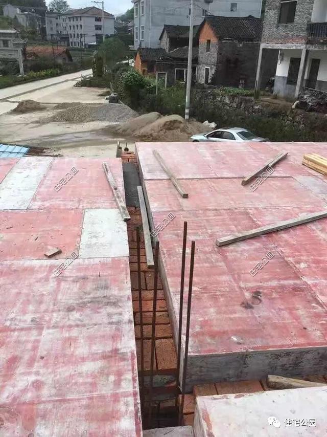 农村自建房三层小别墅真实视频,2022年河南自建房包工280一平贵吗