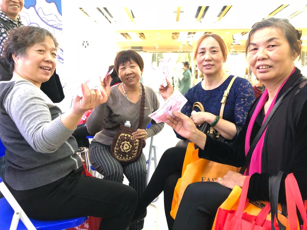 剁剁剁！今天经视砍价王在汉口北掀起了一场超热的千人团购！