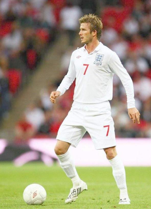 实况足球2021如何踢弧线直塞传球,实况足球手游攻守平衡克制长传