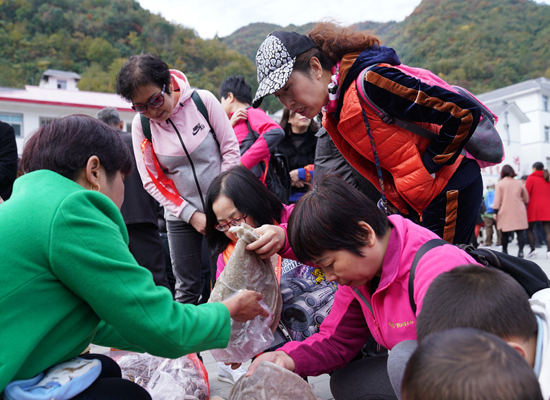 到安康白河县东坡村赶集 游客抢购山货 赏千年银杏 品乡村美食
