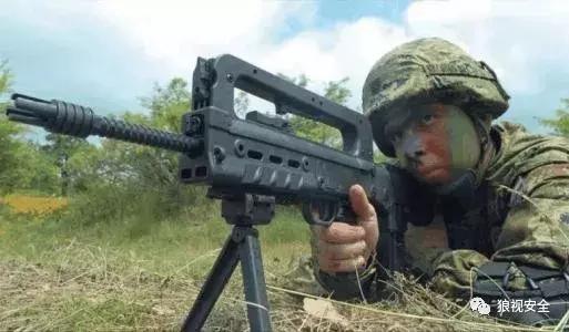 famas自动步枪是95式吗,95式步枪没有空仓挂机吗