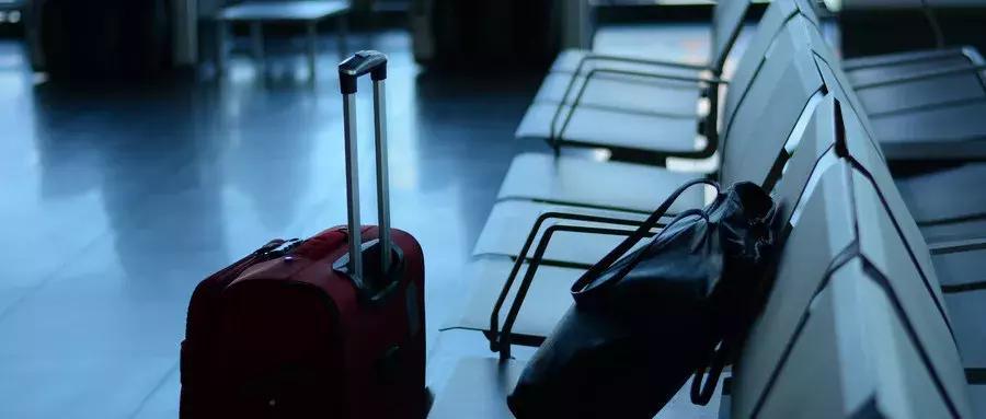 机场行李托运要不要封口,机场托运行李箱没有锁东西会丢吗