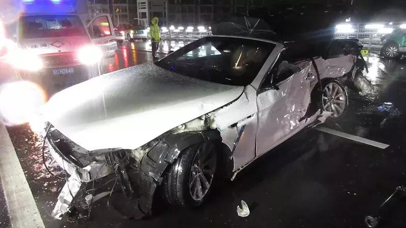 大学生骑机车撞轿车身亡,一学生骑车被撞身亡