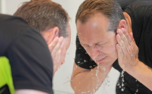 秋季怎么保养手部皮肤,秋季如何保养脸部皮肤