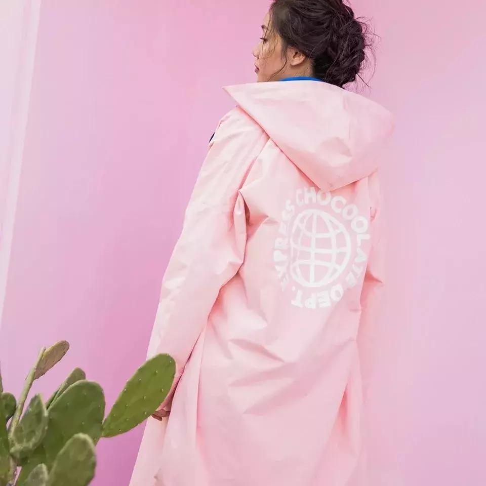 今年最流行的女士中长款风衣,2018初秋流行的新款风衣颜色