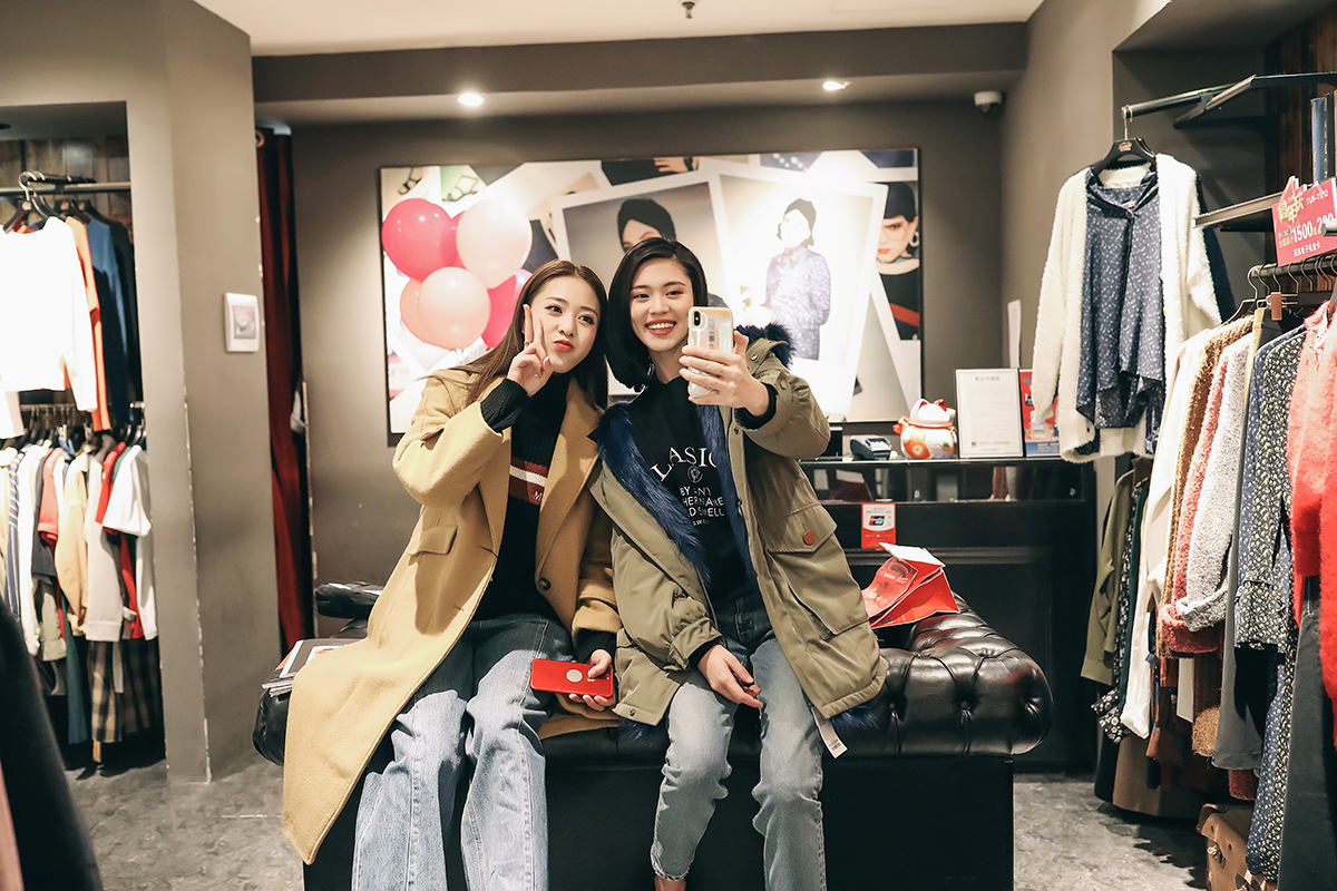 重庆网红打卡解放碑,打卡网红地洪崖洞解放碑