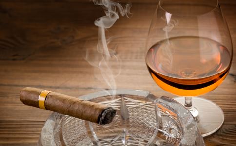 男人指甲发紫怎么回事,抽烟大拇指指甲发黄