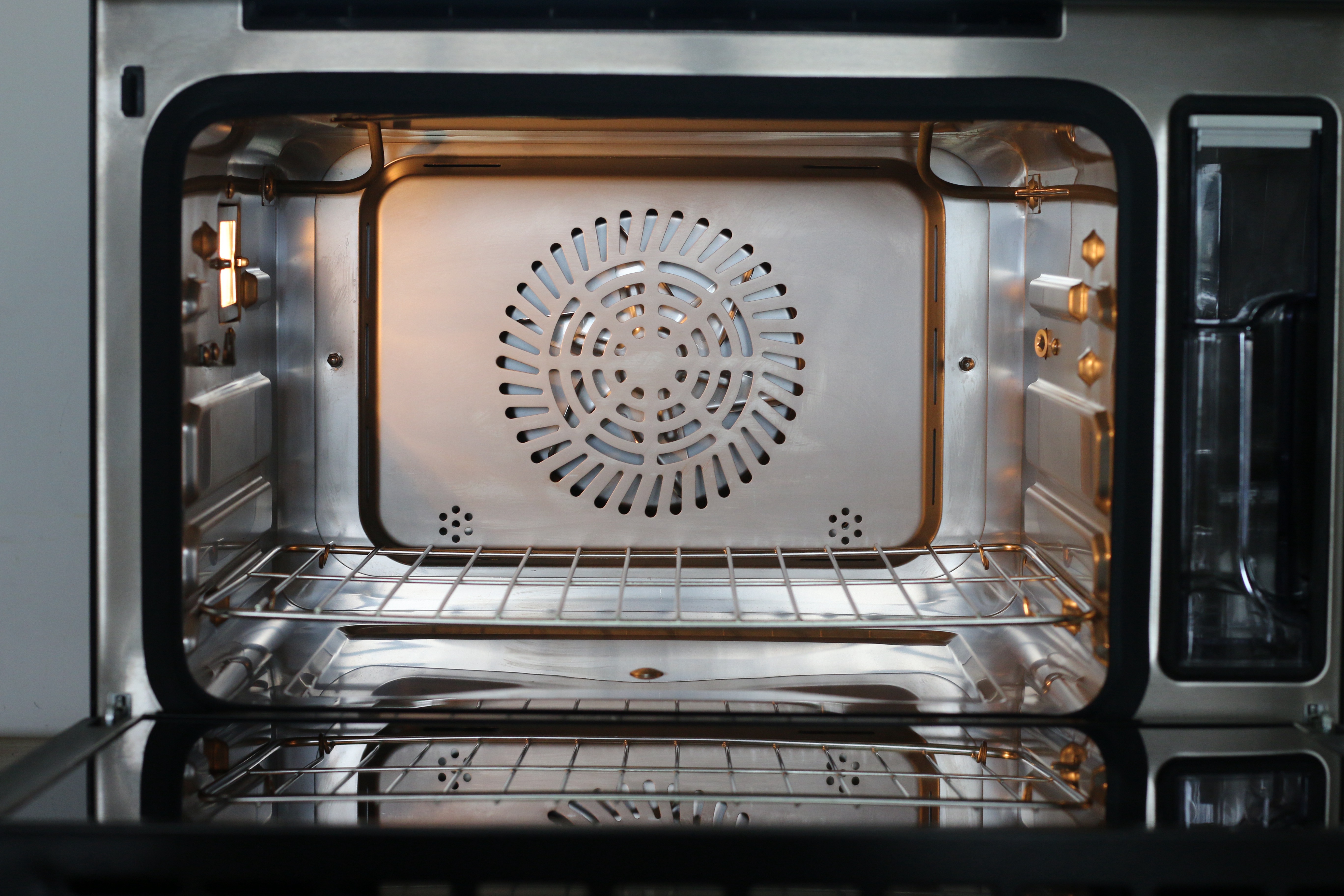 叫老公买了一台机器，厨房做菜无油烟，皮肤也变好，还宽敞了许多