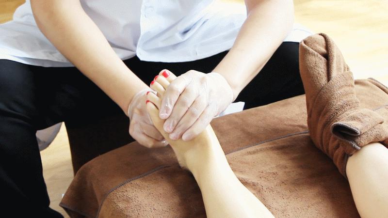 足浴师肩颈疏通经络按摩手法,足浴正骨颈椎按摩