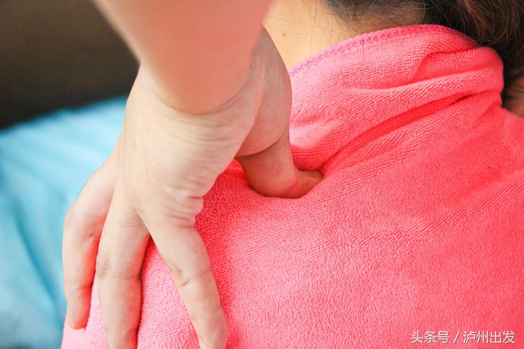 足浴师肩颈疏通经络按摩手法,足浴正骨颈椎按摩