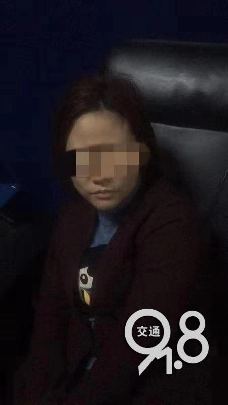 杭州一年轻女子走路扭捏，原来是在裤裆藏了……民警火眼金睛识破