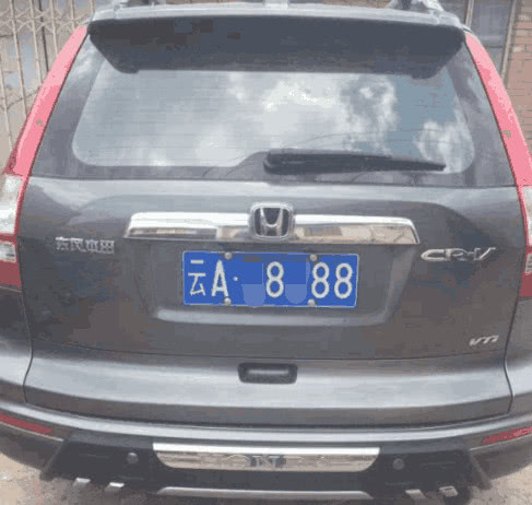 一男子摇到777连号车牌,摇中888车牌号