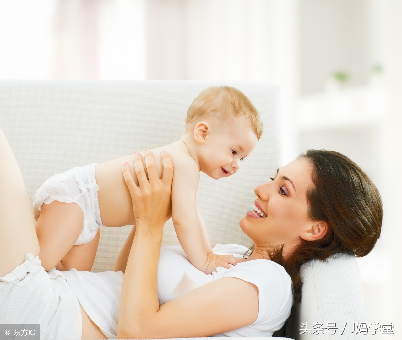 宝宝抬头翻身坐爬站走的发育规律,如何正确让宝宝练习抬头